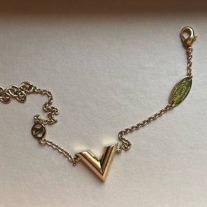 Louis Vuitton Essential V Bracelet M00858